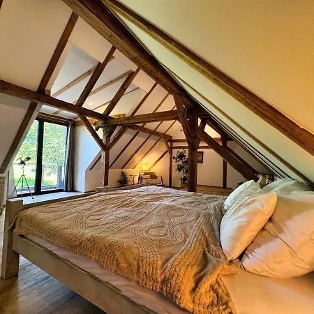 Couple Retreat In A Historic Loft Surrounded By Nature شقة Ploczki Gorne